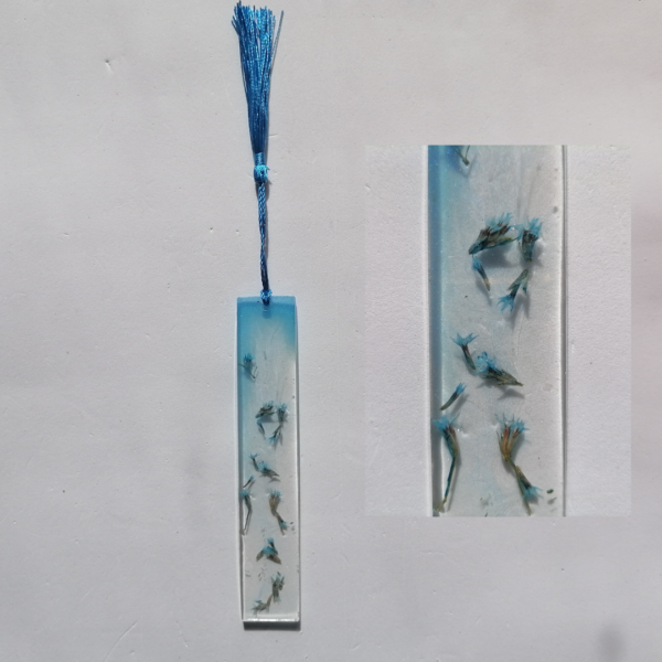 Segnalibro in resina "Azzurro" con fiori veri - immagine 3