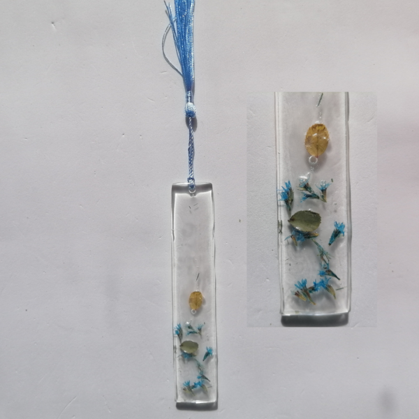 Segnalibro in resina "Azzurro" con fiori veri - immagine 5