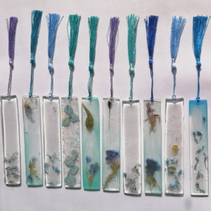 Segnalibro in resina "Azzurro" con fiori veri