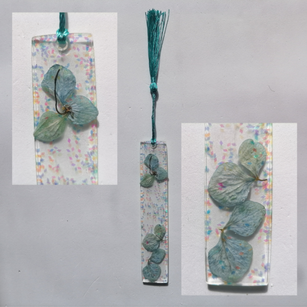 Segnalibro in resina "Azzurro" con fiori veri - immagine 2