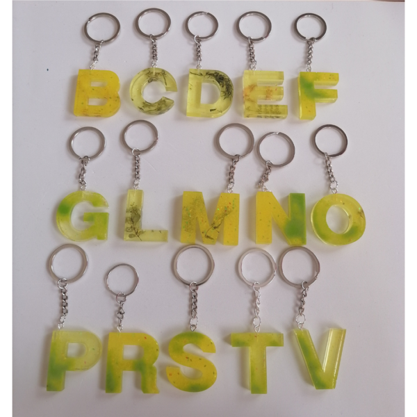 Iniziale in resina giallo cupo