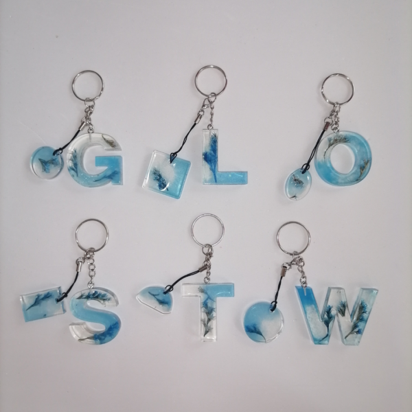 Iniziale in resina con fiori azzurri stabilizzati