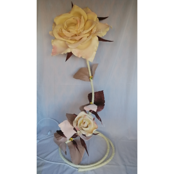 Lampada "Rosa color crema con bocciolo"
