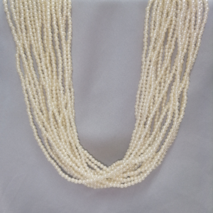 Girocollo con fili di perle bianche