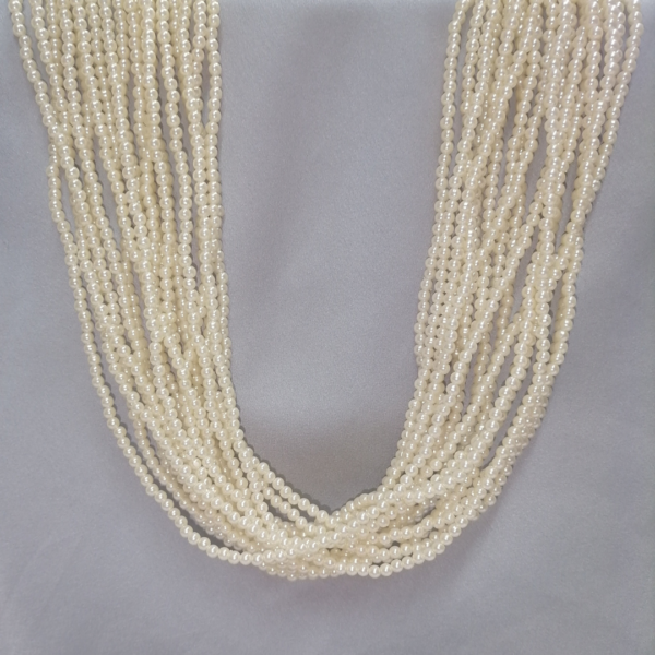 Girocollo con fili di perle bianche