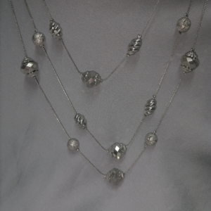 Collana lunga con tre fili