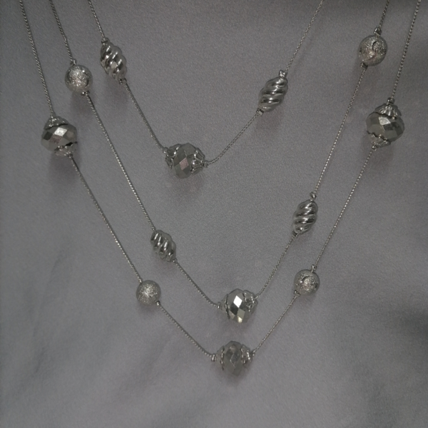 Collana lunga con tre fili