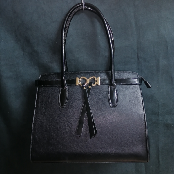 Borsa nera con fiocco