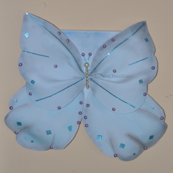 Tela con farfalla in ad ali aperte, decorata con punti luce e perle. - immagine 2