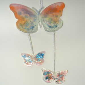 Farfalle da appendere, in resina arancio e glitter turchese e multicolor