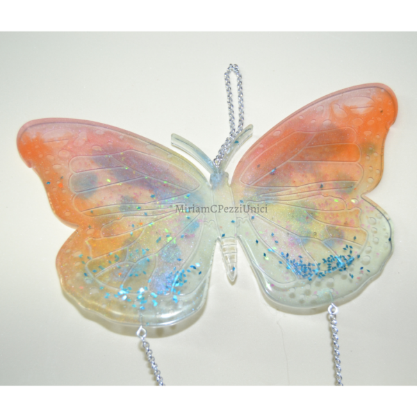 Farfalle da appendere, in resina arancio e glitter turchese e multicolor - immagine 2