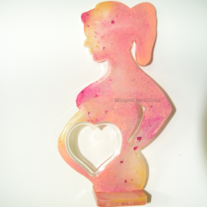 Dolce attesa, in resina color rosa con cuore in cui è possibile aggiungere foto