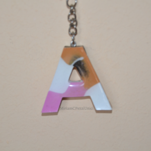 Portachiavi lettere in Resina rosa,bianco,cachi