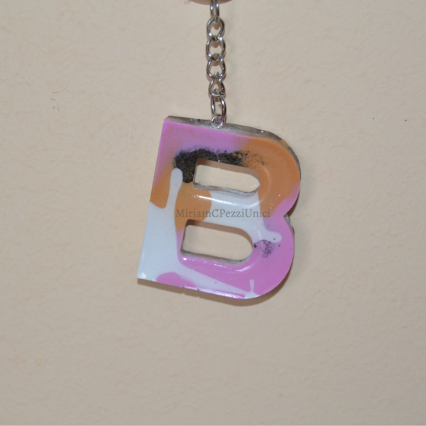 Portachiavi lettere in Resina rosa,bianco,cachi - immagine 2