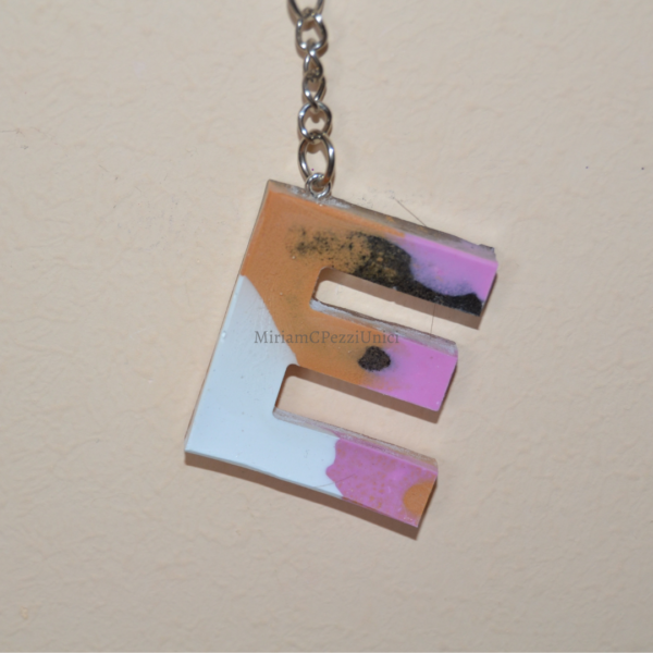Portachiavi lettere in Resina rosa,bianco,cachi - immagine 5