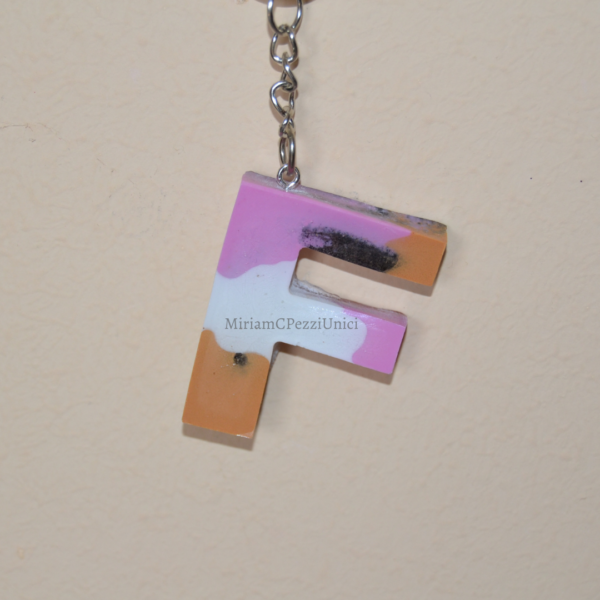 Portachiavi lettere in Resina rosa,bianco,cachi - immagine 6