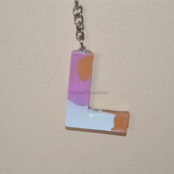 Portachiavi lettere in Resina rosa,bianco,cachi - immagine 8