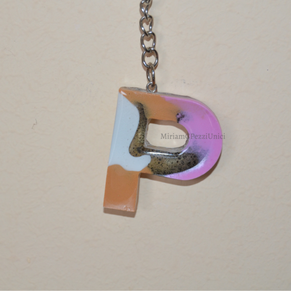 Portachiavi lettere in Resina rosa,bianco,cachi - immagine 9