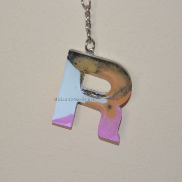 Portachiavi lettere in Resina rosa,bianco,cachi - immagine 10
