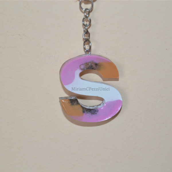 Portachiavi lettere in Resina rosa,bianco,cachi - immagine 11