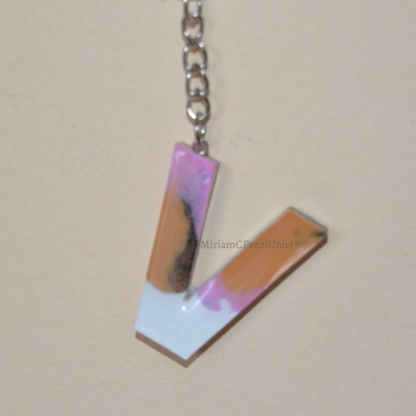 Portachiavi lettere in Resina rosa,bianco,cachi - immagine 13