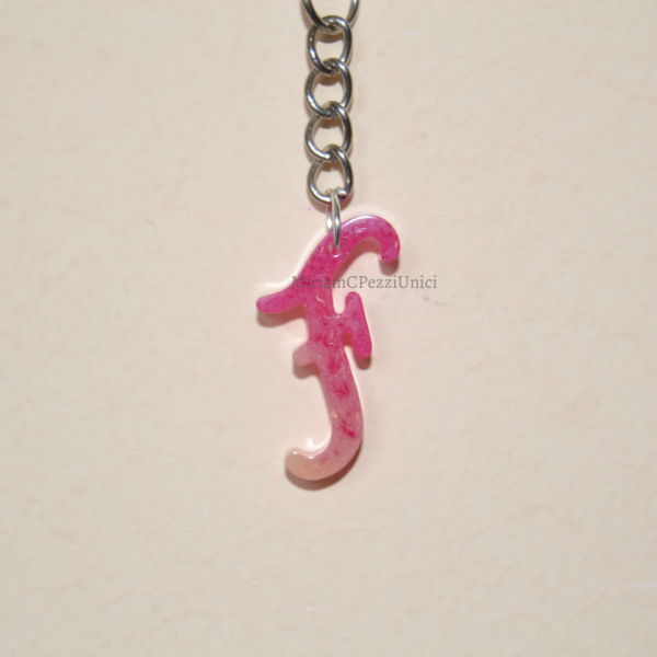 Portachiavi lettere in corsivo Resina rosa - immagine 4