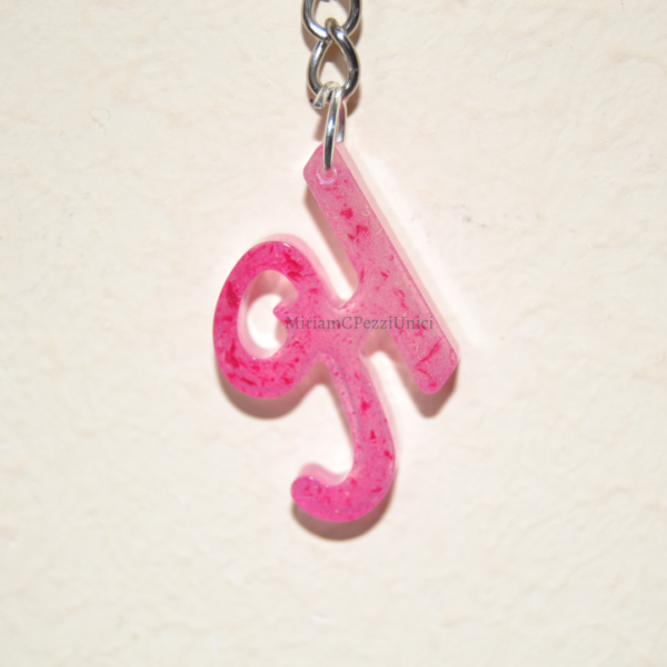 Portachiavi lettere in corsivo Resina rosa - immagine 5