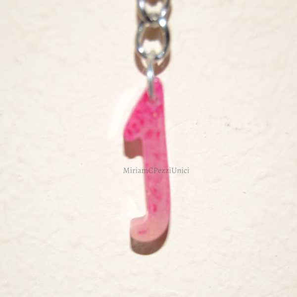 Portachiavi lettere in corsivo Resina rosa - immagine 6