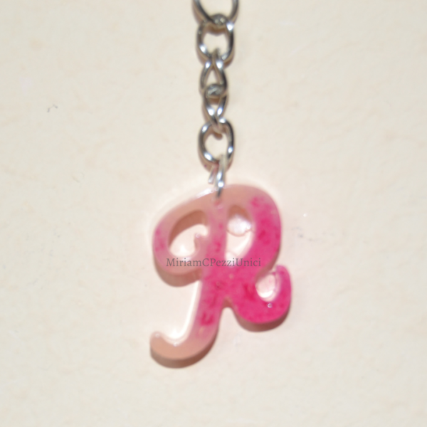 Portachiavi lettere in corsivo Resina rosa - immagine 11