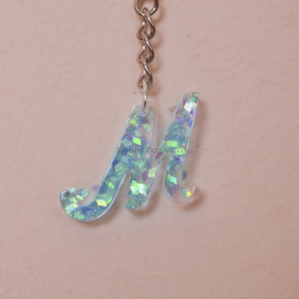 Portachiavi lettere in corsivo vari colori glitter in resina - immagine 13