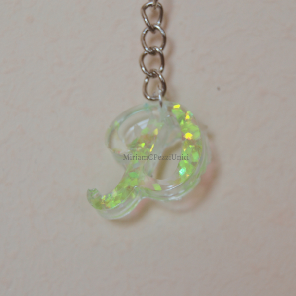 Portachiavi lettere in corsivo vari colori glitter in resina - immagine 4