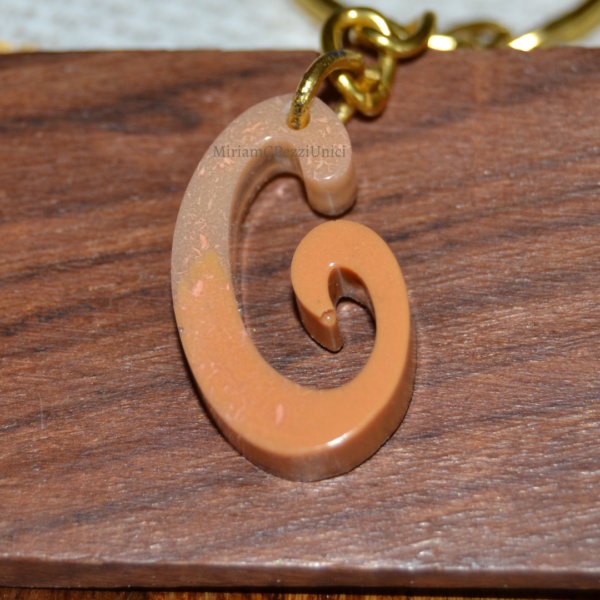 Portachiavi lettere in corsivo Resina arancio - immagine 3