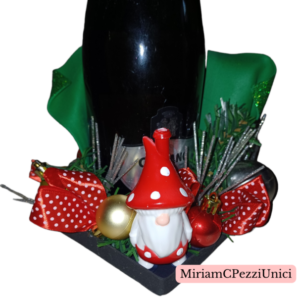 porta bottiglia _centro tavola con decorazioni e gnomo funghetto_senza bottiglia - immagine 2