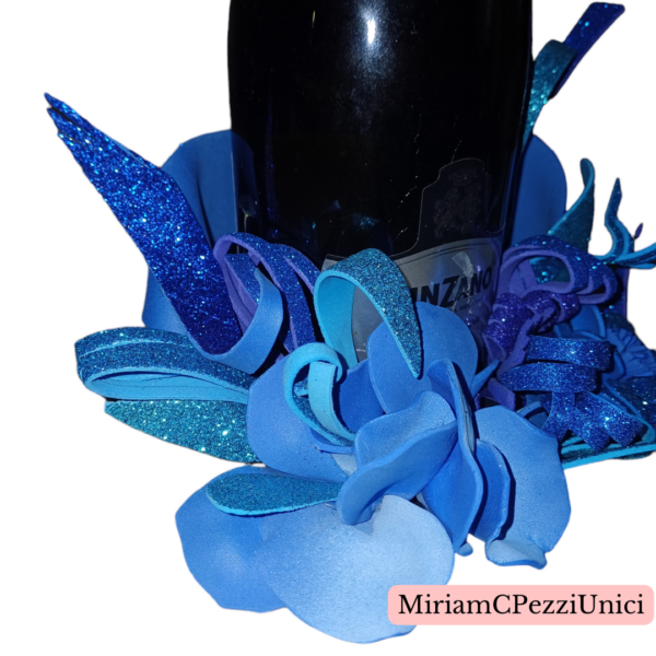 porta bottiglia_centro tavola oro con decorazioni e fiori blu_senza bottiglia - immagine 2