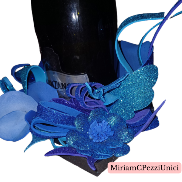 porta bottiglia_centro tavola oro con decorazioni e fiori blu_senza bottiglia - immagine 3