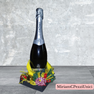 porta bottiglia_centro tavola oro con decorazioni e fiori multicolor_senza bottiglia