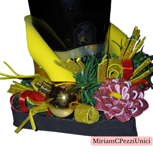 porta bottiglia_centro tavola oro con decorazioni e fiori multicolor_senza bottiglia - immagine 2