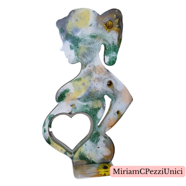mammina in resina realizzata con margherite vere, il cuore sulla pancia può contenere foto, ecografia o una frase - immagine 2