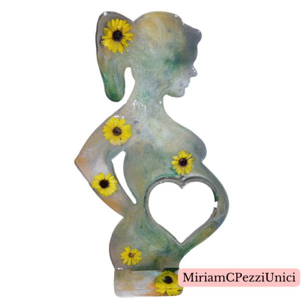 mammina in resina realizzata con margherite vere, il cuore sulla pancia può contenere foto, ecografia o una frase