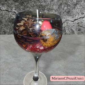 candela gel in calice grande con pigna e decorazioni natalizie immerse nel gel