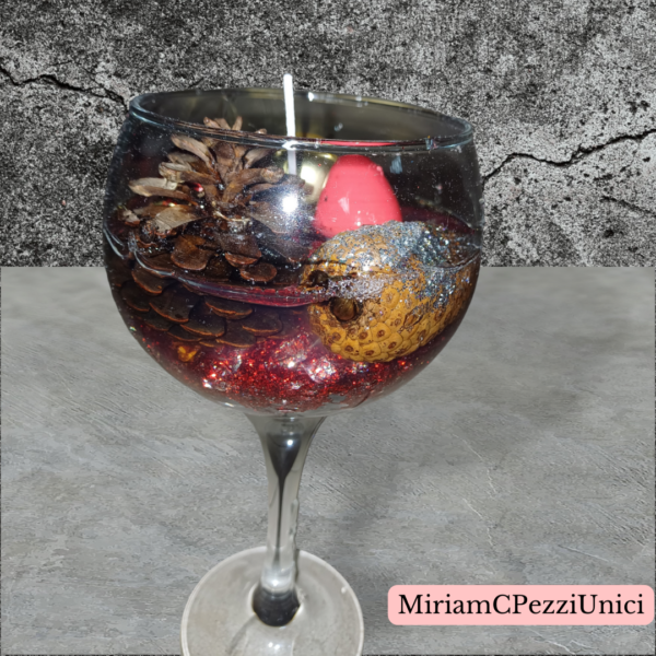 candela gel in calice grande con pigna e decorazioni natalizie immerse nel gel