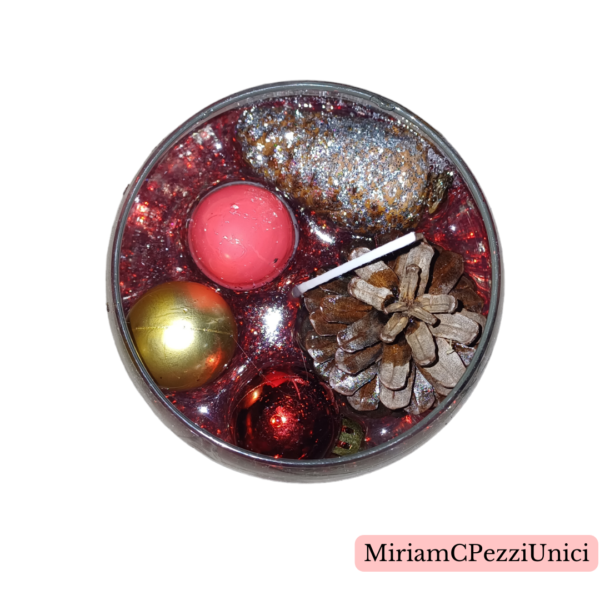 candela gel in calice grande con pigna e decorazioni natalizie immerse nel gel - immagine 3