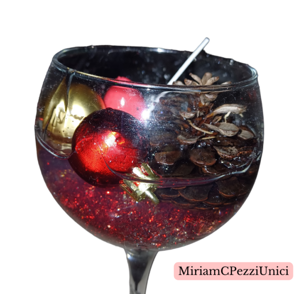 candela gel in calice grande con pigna e decorazioni natalizie immerse nel gel - immagine 4