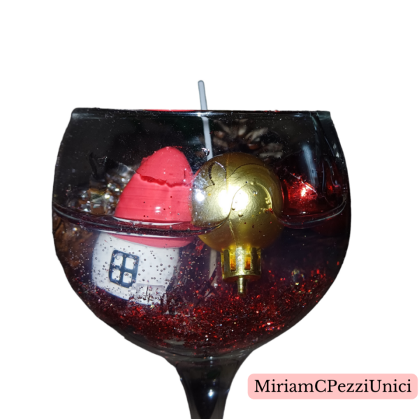 candela gel in calice grande con pigna e decorazioni natalizie immerse nel gel - immagine 5