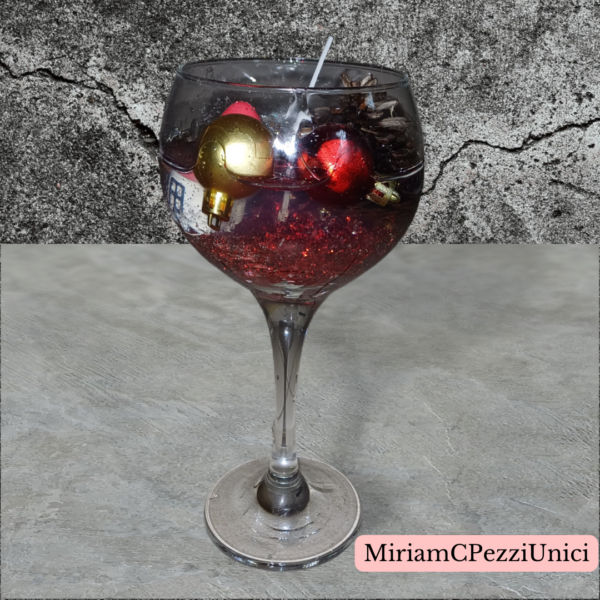 candela gel in calice grande con pigna e decorazioni natalizie immerse nel gel - immagine 6