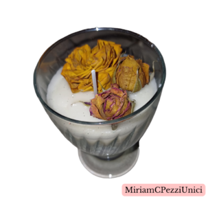 candela di cera bianca naturale con fiori veri essiccati in bicchiere di vetro
