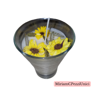 candela di cera bianca naturale con margherite vere essiccate in bicchiere di vetro