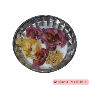 candela di cera bianca naturale con fiori veri in ciotolina di vetro