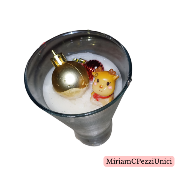 candela di cera bianca naturale realizzata in bicchiere di vetro con decorazioni natalizie