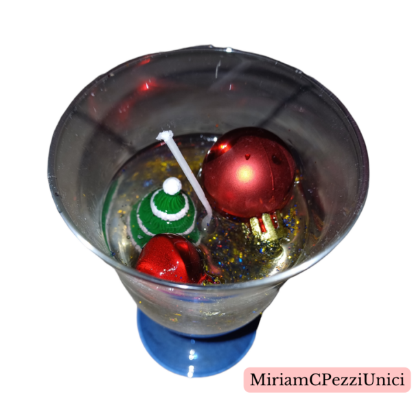 candela gel in calice con alberello e pallina natalizia all'interno del gel - immagine 2